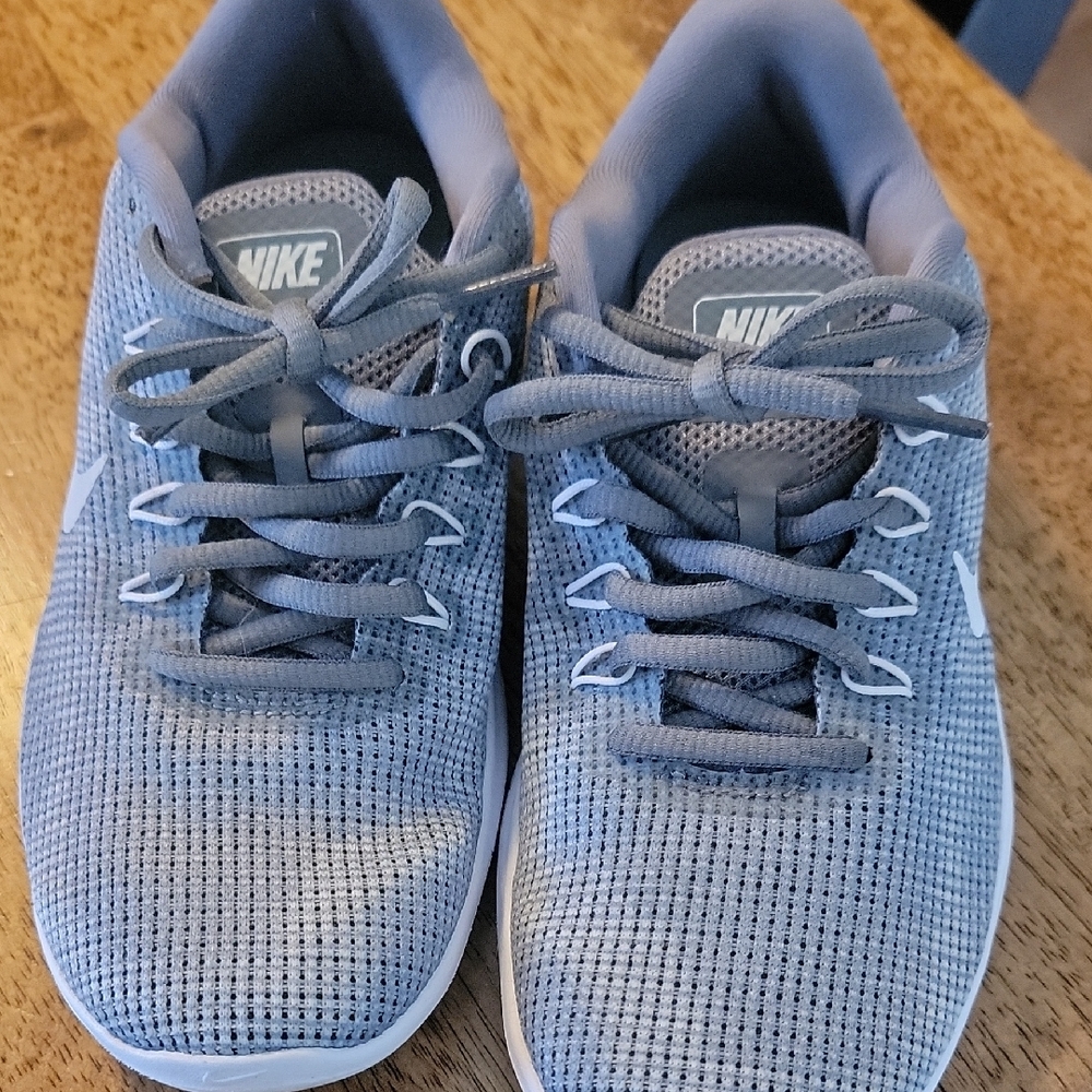 Nike Women's Light Gray Mesh Running Shoes